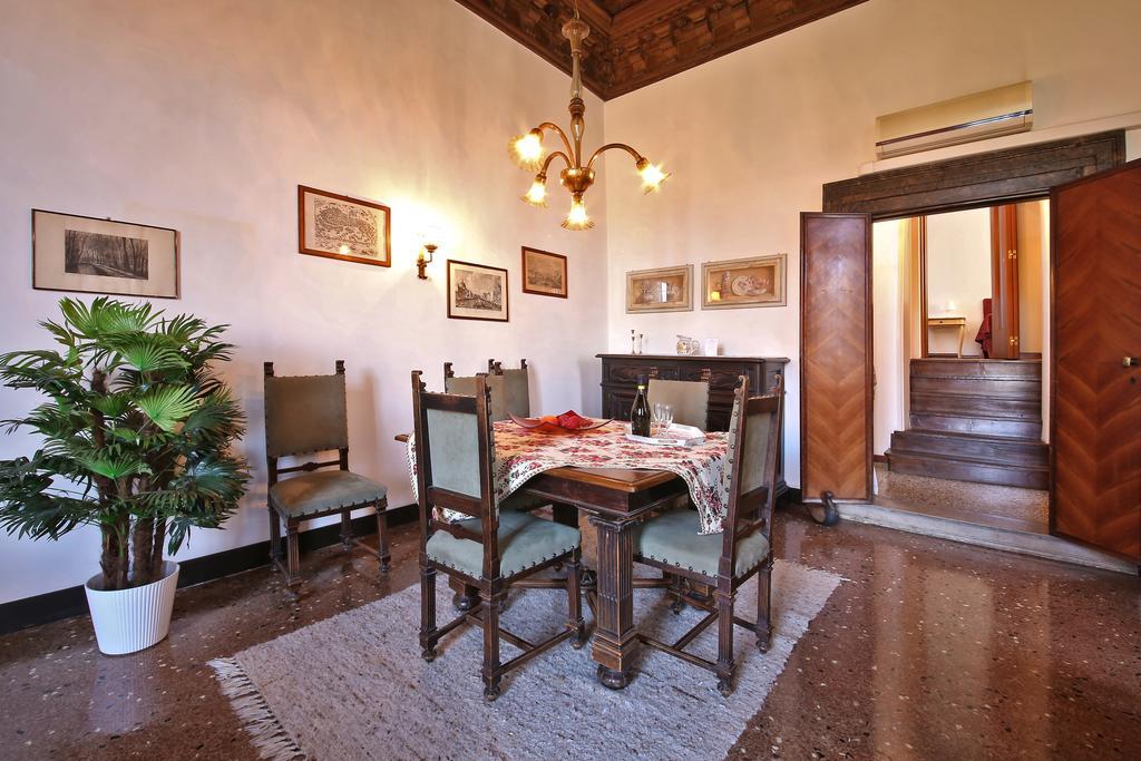 Appartamenti Inside Palazzo Foscarini Венеция Екстериор снимка
