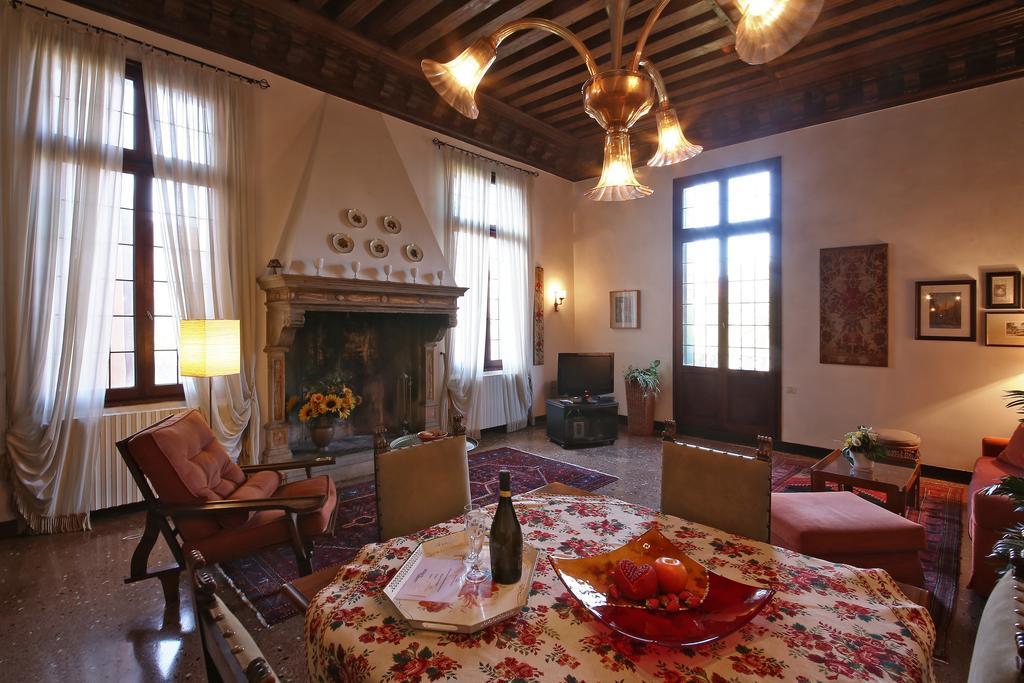 Appartamenti Inside Palazzo Foscarini Венеция Екстериор снимка